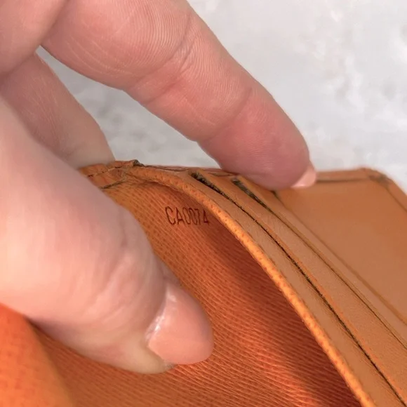 LOUIS VUITTON • MANDARIN EPI • INTERNATIONAL TRIFOLD WALLET - Picture 9 of 10